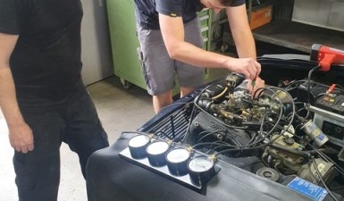 svg+xml;charset=utf-8,%3Csvg%20xmlns%3D Oldtimer & Klassiker - Service - wagenschmitte.com | Jucker Technik AG, Neerach