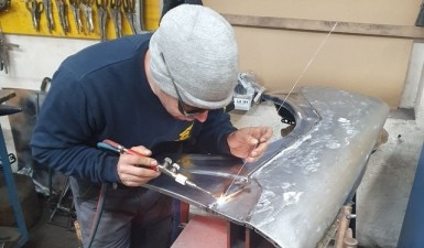 svg+xml;charset=utf-8,%3Csvg%20xmlns%3D Fahrzeuge restaurieren - wagenschmitte.com | Jucker Technik AG, Neerach