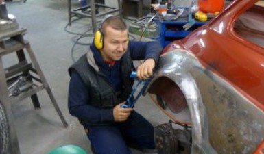 svg+xml;charset=utf-8,%3Csvg%20xmlns%3D Fahrzeuge restaurieren - wagenschmitte.com | Jucker Technik AG, Neerach